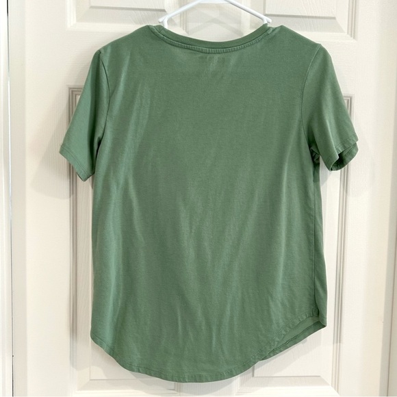 Disney & Peanuts Junior Women Green Graphic T-Shirts Set Sz S & L Snoopy Stitch - Picture 8 of 14